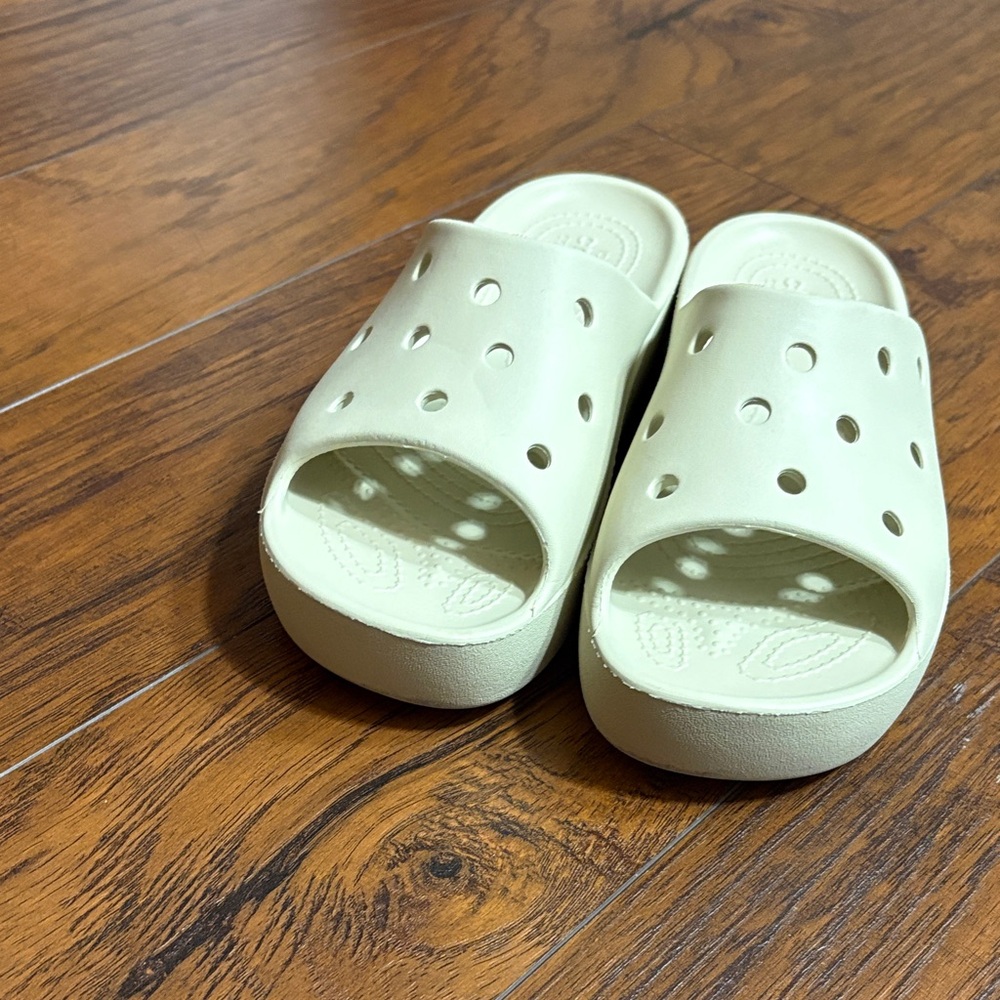 Crocs classic slide in bone
